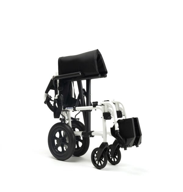 Transportrolstoel Bobby Evo volledig opgevouwen in zwart-witte uitvoering, compact voor vervoer en transfers