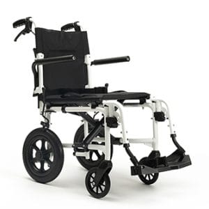 Transportrolstoel Bobby Evo in wit en zwart met opklapbare armsteunen, voetsteunen en compacte inklapbare constructie