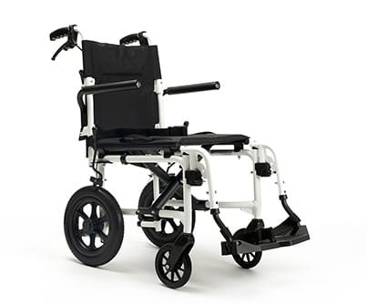 Transportrolstoel Bobby Evo in wit en zwart met opklapbare armsteunen, voetsteunen en compacte inklapbare constructie