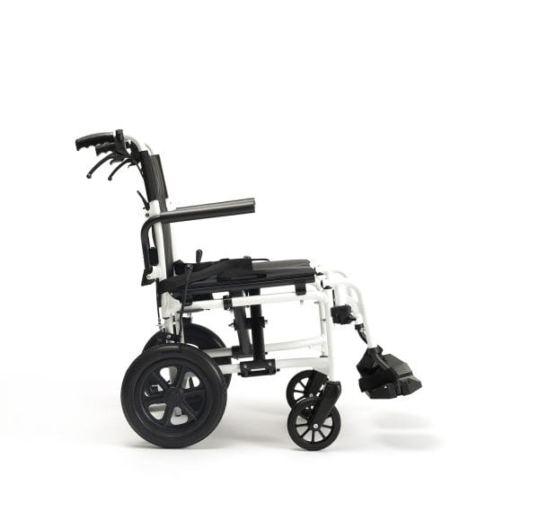 Transportrolstoel Bobby Evo in zijaanzicht, wit met zwart frame, compact opvouwbaar voor transfers en vervoer