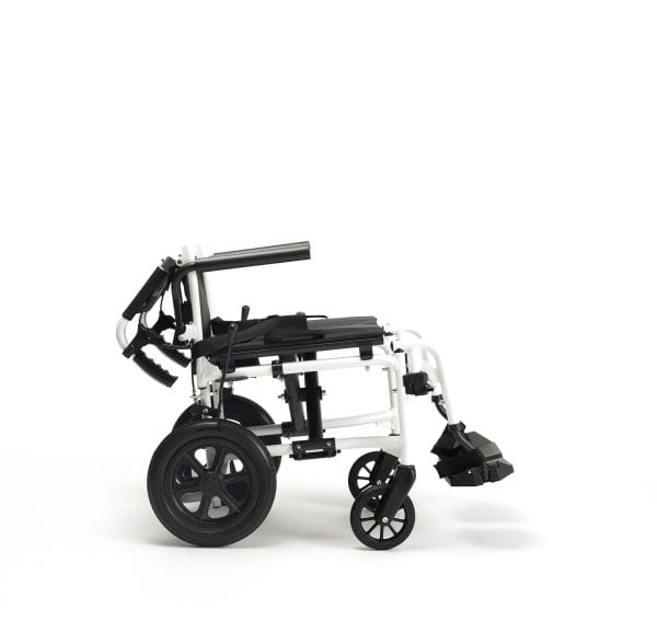 Transportrolstoel Bobby Evo wit-zwart zijaanzicht met ingeklapte rugleuning, compact opgevouwen voor vervoer