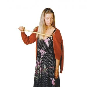 Aankleedstok 69 cm helpt bij het aantrekken van kleding zonder bukken, gebruikt bij een rood vest op witte achtergrond