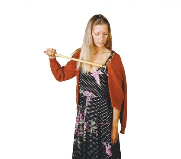 Aankleedstok 69 cm helpt bij het aantrekken van kleding zonder bukken, gebruikt bij een rood vest op witte achtergrond