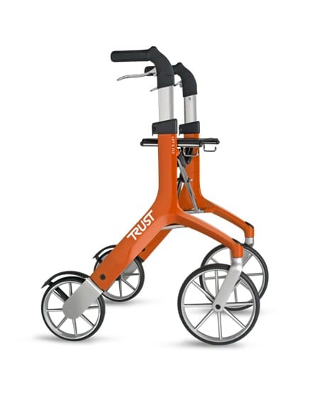Oranje Trustcare Let’s Fly rollator met vier grote wielen en opgevouwen frame op witte achtergrond
