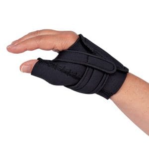 Comfort Cool duim CMC rustspalk links in zwart, met open vingers en stevige ondersteuning van duim en pols