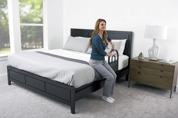 bedsteun voor in en uitstappen bed zichtbaar aan de zijnkant