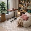 Bedleestafel Canterbury verrijdbare tafel met verstelbaar blad naast fauteuil in warme woonkamer