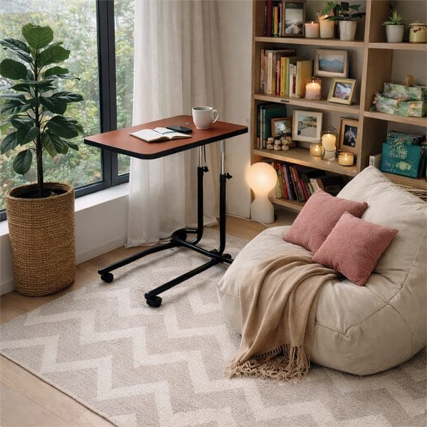 Bedleestafel Canterbury verrijdbare tafel met verstelbaar blad naast fauteuil in warme woonkamer