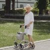 Saljol carbon rollator Superlight in champagnekleur tijdens een wandeling in het park, licht en wendbaar in gebruik
