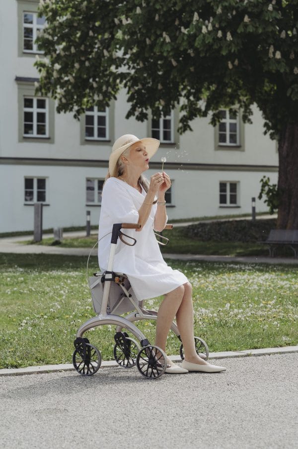 Saljol carbon rollator superlight met zitting in het park, lichtgewicht en stabiel voor comfortabel rusten onderweg