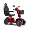 Rode Vermeiren Sync scootmobiel met hoge stoel, hoofdsteun, spiegels en voormand op witte achtergrond.