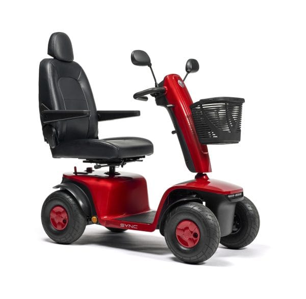 Rode Vermeiren Sync scootmobiel met hoge stoel, hoofdsteun, spiegels en voormand op witte achtergrond.