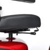 Close-up van de draaibare zwarte stoel van de rode Vermeiren Sync scootmobiel met verstelhendels.