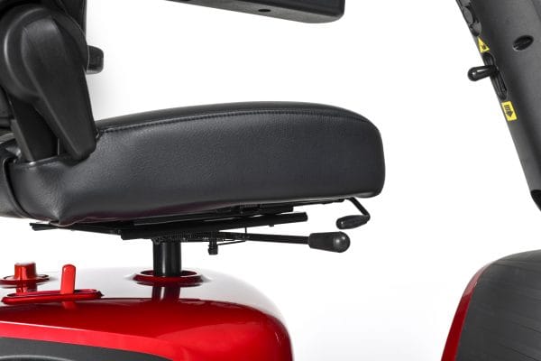 Close-up van de draaibare zwarte stoel van de rode Vermeiren Sync scootmobiel met verstelhendels.