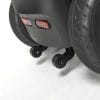 Detail van de Vermeiren Sync scootmobiel met achterwiel, reflectoren en anti-kantelwielen.