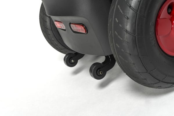 Detail van de Vermeiren Sync scootmobiel met achterwiel, reflectoren en anti-kantelwielen.