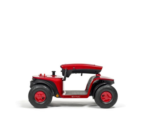 Rode Vermeiren Sync scootmobiel, zijaanzicht op witte achtergrond. De scooter is ingeklapt en zonder stoel