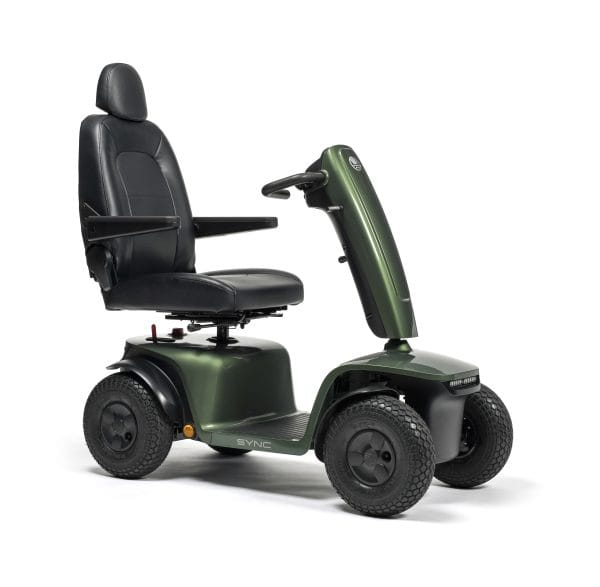 Olijfgroene Vermeiren Sync scootmobiel met draaibare stoel op witte achtergrond