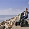 Man op de Vermeiren Sync scootmobiel op een pier aan zee