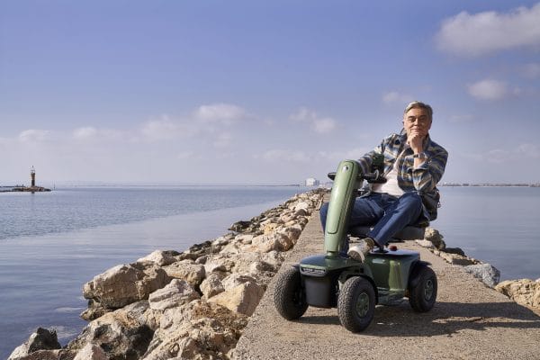 Man op de Vermeiren Sync scootmobiel op een pier aan zee
