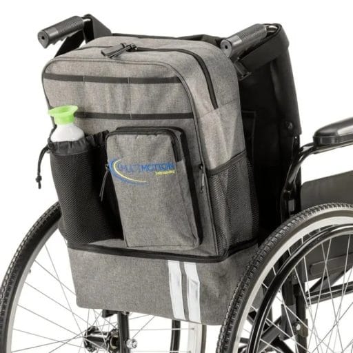 Rolstoeltas Luxe MultiMotion met koelvak Grijze MultiMotion rolstoeltas met voorvak, zijvakken en geïntegreerd koelvak, bevestigd aan de achterkant van een rolstoel.