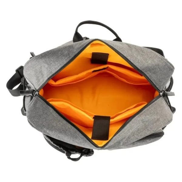 Open grijze MultiMotion rolstoeltas met feloranje gevoerd hoofdvak, bekeken van boven.