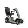 Scootmobiel EON in lichtgrijze uitvoering met zwarte comfortstoel op witte achtergrond