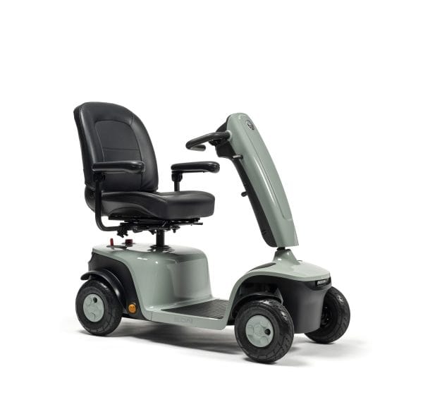 Scootmobiel EON in lichtgrijze uitvoering met zwarte comfortstoel op witte achtergrond