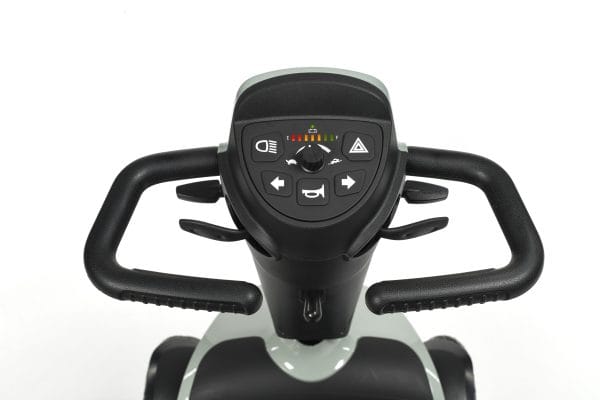 Stuur en bedieningspaneel van de Scootmobiel EON met batterij-indicator, verlichting, claxon en richtingaanwijzers.