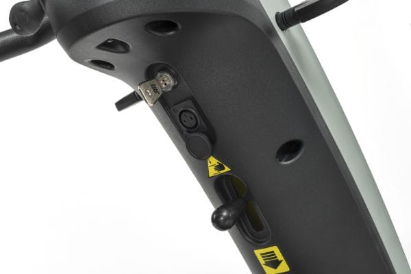 Detail van de Scootmobiel EON met contactsleutel, laadpoort en bedieningspaneel aan de stuurkolom