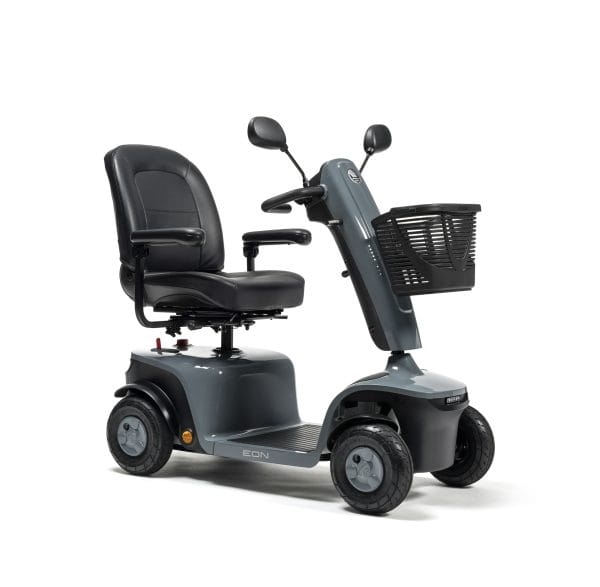 Grijze Scootmobiel EON met comfortabele stoel, spiegels en mandje op witte achtergrond