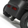 Achterzijde van de Scootmobiel EON met achterwielen, rode reflectoren en anti-kantelwieltjes.