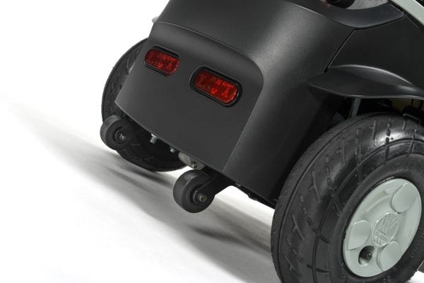 Achterzijde van de Scootmobiel EON met achterwielen, rode reflectoren en anti-kantelwieltjes.