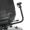 Close-up van de zwarte stoel en verstelbare armleuning van scootmobiel EON