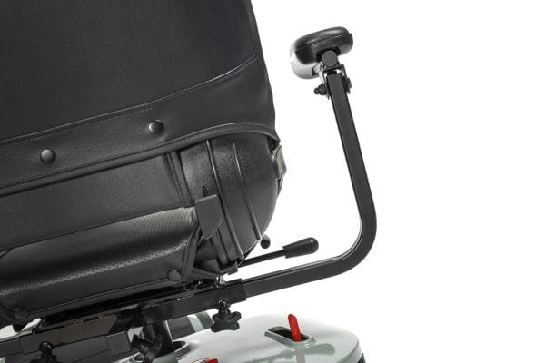 Close-up van de zwarte stoel en verstelbare armleuning van scootmobiel EON