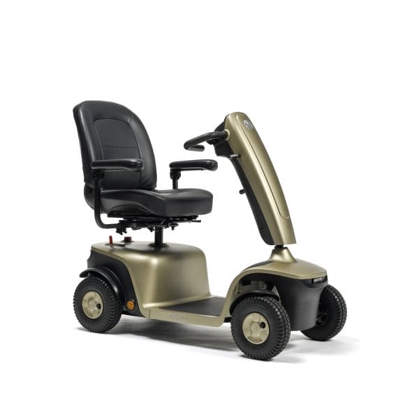 Scootmobiel EON in champagnekleur met comfortabele stoel en stuurkolom op witte achtergrond