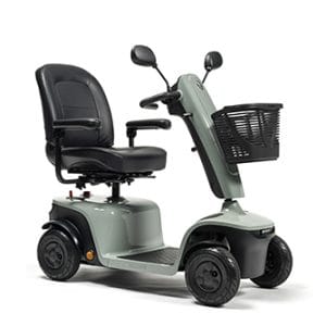 Lichtgroene Scootmobiel EON met zwarte stoel, spiegels en mandje op witte achtergrond
