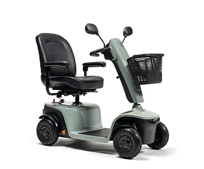 Lichtgroene Scootmobiel EON met zwarte stoel, spiegels en mandje op witte achtergrond