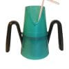 Groene RiJe Cup met twee zwarte handgrepen, neusuitsparing en rietje op een witte achtergrond