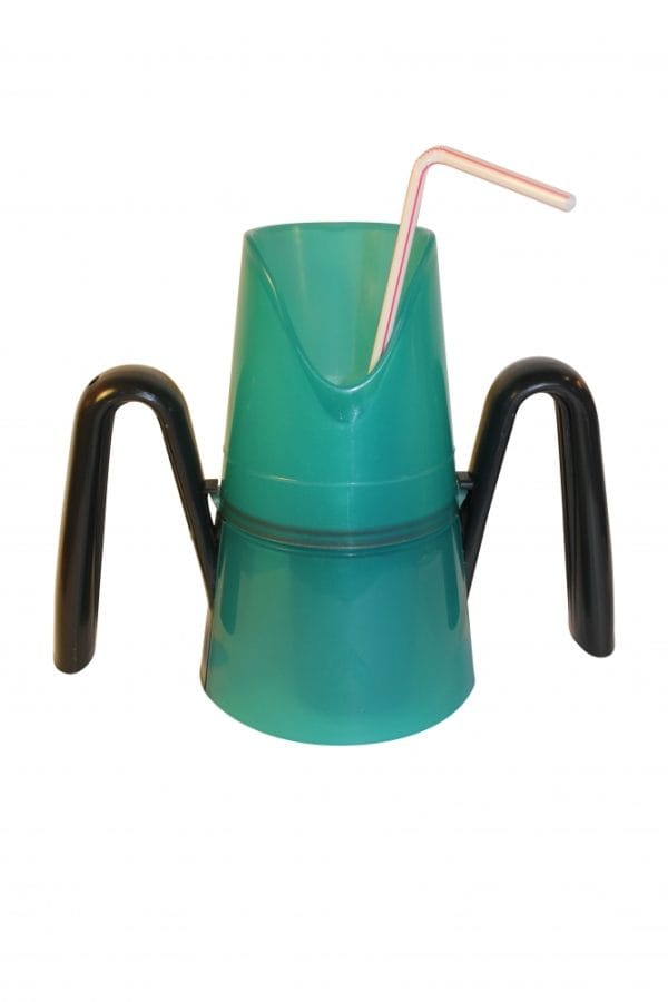 Groene RiJe Cup met twee zwarte handgrepen, neusuitsparing en rietje op een witte achtergrond