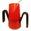 Rode RiJe Cup met twee zwarte handgrepen en rietje, ontworpen voor mensen met slikproblemen.