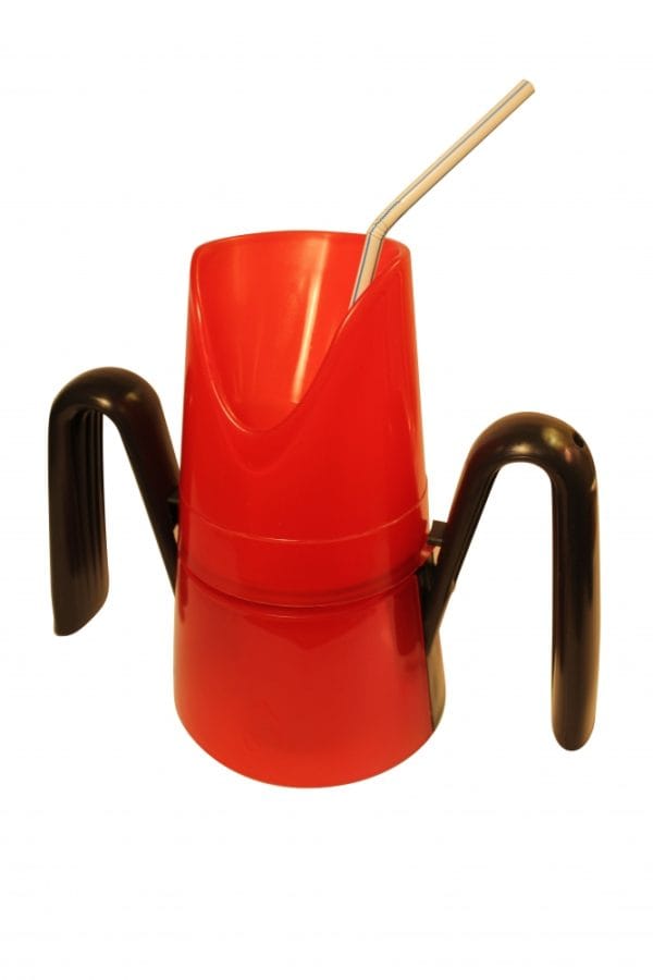 Rode RiJe Cup met twee zwarte handgrepen en rietje, ontworpen voor mensen met slikproblemen.