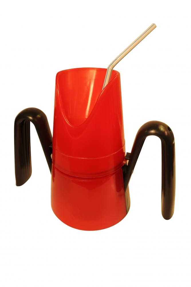 Rode RiJe Cup met twee zwarte handgrepen en rietje, ontworpen voor mensen met slikproblemen.