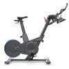 Zwarte Flow Fitness spinningfiets met verstelbaar zadel, gebogen stuur en blauw accent op het vliegwiel
