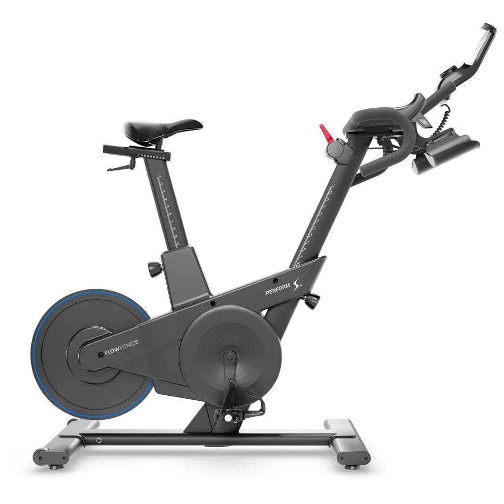 Zwarte Flow Fitness spinningfiets met verstelbaar zadel, gebogen stuur en blauw accent op het vliegwiel