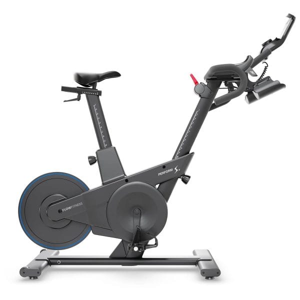 Zwarte Flow Fitness spinningfiets met verstelbaar zadel, gebogen stuur en blauw accent op het vliegwiel