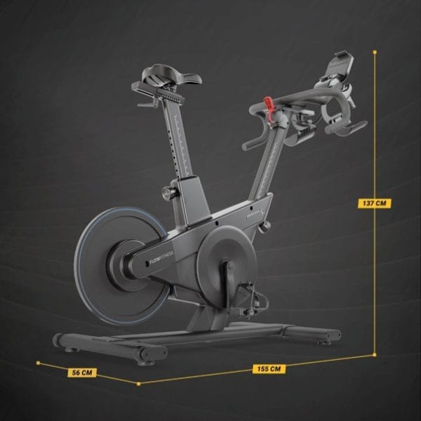 Flow Fitness Perform S2i spinningfiets in zwart met verstelbaar zadel en stuur, afgebeeld met afmetingen 155 × 56 × 137 cm