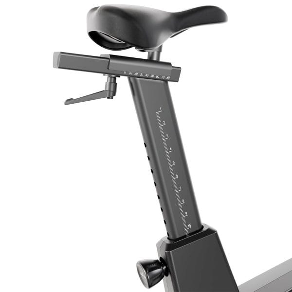 Zwart verstelbaar zadel van de Flow Fitness Perform S2i spinningfiets met hoogte- en lengtemarkering voor een passende houding