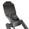 Zwart bedieningspaneel van een Flow Fitness Perform S2i spinningfiets met rond display voor tijd, afstand en calorieverbruik